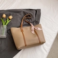 Grande borsa shopper kaki con cinturini marroni e decorazione foulard di seta rosa - Cachi