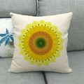 Detail van linnen kussenhoes met geel zonnebloempatroon op een grijze bank stof - Geel Groene Zonnebloem Mandala (1)
