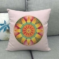 Detail van roze linnen kussensloop met kleurrijke mandala geometrie op een grijze bank - Kleurrijke Mandala Geometrisch (3)