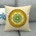 Close-up van linnen kussensloop met groen mandala-patroon op een grijze bank - Groen Centrum Mandala Bloemen (4)
