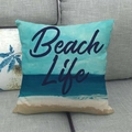 Quadratisches Leinenkissen mit Strandlandschaft und Beach Life Schriftzug auf Sofa - 45x45 cm / Stil 3-Beach Life