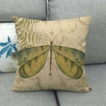 Detail van linnen kussenhoes met vintage print van een libel en groene varens - Groene Insect Stijl (2)
