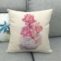 Primer plano del estampado de suculentas en funda de cojín de lino beige en sofá - Patrón de Maceta HAPPY con Suculenta (12)