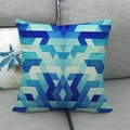 Detalle de funda de cojín geométrica azul en lino sobre un sofá de tela gris - Bloque Geométrico Azul Cian (3)