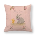 Détail d'une housse de coussin de Pâques en lin rose avec lapin, poussin et texte - Poussin de Lapin Réaliste (12)