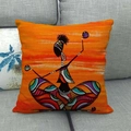 Afrikanischer Kissenbezug aus Leinen mit hellem orangefarbenem Ethno-Frauen-Motiv - Afrikanische Frauenkunst Stil 6 (6) / 45x45cm