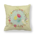 Détail de la housse de coussin en lin avec couronne florale et texte Happy Easter - Couronne d'Œufs et Oiseau (16)