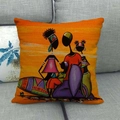 Nahaufnahme von Leinen-Kissenhülle mit buntem afrikanischem Motiv auf dem Sofa - Afrikanische Frauenkunst Stil 8 (8) / 45x45cm