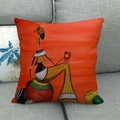 Detail eines Leinenkissenbezugs mit afrikanischer Kunst auf einem grauen Sofa - Afrikanische Frauenkunst Stil 9 (9) / 45x45cm