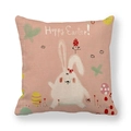 Détail de la housse de coussin en lin avec motif lapin de Pâques et décorations florales - Lapin Blanc Peint à la Main (19)
