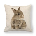 Housse de coussin de Pâques en lin avec imprimé lapin réaliste sur fond beige naturel - Jeune Lapin Brun