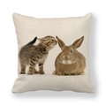 Funda de cojín de lino de Pascua con estampado de gato y conejo sobre fondo crema - Kitten and Rabbit