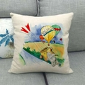 Detail der Leinen-Kissenhülle mit Heißluftballon und Bonjour-Text auf grauem Sofa - Hand-painted Pastoral Style (6) / 45x45 cm