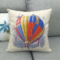 Quadratischer Kissenbezug aus Leinen mit buntem Heißluftballon-Motiv auf einem grauen Sofa - Artistic Colorful Hot Air Balloon (7) / 45x45 cm