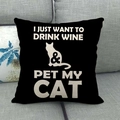 Nahaufnahme des schwarzen Leinen-Kissenbezugs mit weißem Katzen- und Weinschriftzug - Ich möchte nur Wein trinken und meine Katze streicheln(2)