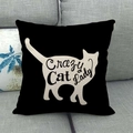 Schwarzer Leinenkissenbezug mit weißer Crazy Cat Lady Silhouette auf grauem Sofa - Verrückte Katzenlady(4)
