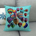 Leinen-Kissenbezug mit Heißluftballon-Muster auf einem grauen Sofa-Hintergrund - Blaue Heißluftballon-Komposition (1) / 45x45 cm