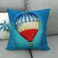 Leinen-Kissenbezug mit blauem Liberty-Heißluftballon-Motiv auf einem grauen Sofa - Amerikanisches Liberty-Thema (3) / 45x45 cm