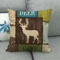 Détail d'une housse de coussin en lin rétro avec silhouette de cerf blanche et motif Deer Camp - Style Renne Silhouette Vintage Deer Camp