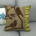 Détail de la housse de coussin en lin vintage avec silhouettes d'oiseaux et texture - Style Oiseaux Silhouette Vintage Reirea