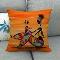 Leinen-Kissenbezug mit bunter afrikanischer Stammeskunst auf grauem Stoffsofa - Afrikanische Frauenkunst Stil 5 (5) / 45x45cm