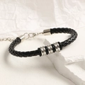 Bracelet en cuir tressé noir avec cinq anneaux argentés et fermoir homard ajustable - Style décoré de cinq anneaux métalliques (Style B404)