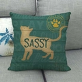 Housse de coussin en lin vert avec silhouette de chat jaune et inscription Sassy stylisée - Style Chat Vert Foncé (11) / 45x45cm