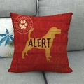 Housse de coussin en lin avec texture bois rouge et silhouette de chien dorée sur canapé - Style Chien Rouge (7) / 45x45cm
