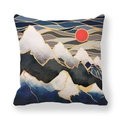 Housse de coussin marbrée avec motif montagne abstraite et soleil en bleu et doré - Montagne Bleue Contournée de Lignes Dorées (19)
