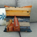 Dettaglio fodera cuscino in lino con stampa retrò di surfista su divano grigio - Stampa Donna Che Fa Surf Arte Vintage (13)