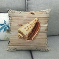 Linnen decoratieve kussensloop met schelpprint op houtnerf achtergrond op de bank - Realistische Wulk Stijl (1) / 45x45 cm