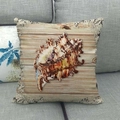Detailweergave van linnen kussensloop met schelpmotief en houttextuur op grijze bank - Vintage Schelp Stijl (2) / 45x45 cm