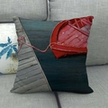 Detail eines Leinenkissenbezugs mit Ölgemälde eines roten Bootes auf einem Sofa - Rotes Boot Am Steg Druck (1)
