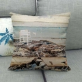 Leinen-Kissenhülle mit Küstenlandschaft und weißem Holzstuhl auf dem Sofa - Küstenlandschaft Weißer Holzstuhl Druck (3)
