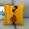 Gelber Leinen-Kissenbezug mit afrikanischem Frauenmotiv auf grauem Sofa liegend - Afrikanische Frauenkunst Stil 16 (16) / 45x45cm