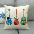 Funda de cojín de lino con estampado artístico de guitarra en una sala de estar acogedora - Estilo Artístico Trío de Guitarras