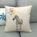 Funda de cojín de lino con cebra y globos de corazón sobre un sofá gris - Cebra con globos de corazón tricolores (3)