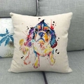 Dettaglio della federa per cuscino in lino con cane ad acquerello su un divano grigio - Illustrazione di Cane in Acquerello Colorato / 45x45cm