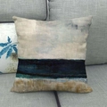 Detailaufnahme des Leinenkissenbezugs mit Kreuzgewebe und blauem abstrakten Stranddesign - 45x45 cm / Blau Weiß Beige Abstrakte Landschaft (3)