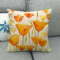 Detalle de funda de cojín de lino con estampado de amapolas naranjas en sofá gris - Estilo Amapola Naranja Amarilla (11)