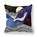 Housse de coussin décorative montagne abstraite bleue avec des détails dorés fins - Vue sur la Montagne de Nuit Calme (27)