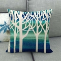 Detalle de funda de cojín de lino con diseño de bosque en degradado azul y verde - Bosque Degradado Azul Verde (2) / 45x45 cm