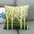 Detalle de funda de cojín de lino con patrón de árbol degradado verde en sofá - Silueta de Árbol Degradado Verde Blanco (3) / 45x45 cm
