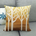 Detalle de funda de cojín de lino con diseño de árbol otoñal sobre un sofá de tela gris - Árbol Degradado Dorado de Otoño (4) / 45x45 cm