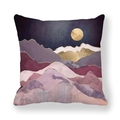 Funda de cojín cuadrada con diseño de montañas violetas abstractas y luna dorada - Estilo Paisaje Abstracto con Contorno Dorado (24) / 45x45cm