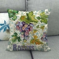 Federa vintage per cuscino con stampa di uva viola e uva passa su un divano grigio - 45x45 cm / Uva Viola (RAISINS)