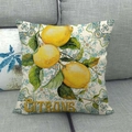 Dettaglio della fodera per cuscino in lino con limoni gialli su un divano grigio - 45x45 cm / Limone Giallo (CITRONS)