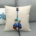 Funda de cojín de lino con estampado de guitarra en sofá gris bajo luz natural - Estilo Guitarra de Arte Fluido