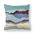 Funda de cojín cuadrada de piel de melocotón con estampado abstracto de montaña y sol - 45x45 cm / Estilo Paisaje con Contraste de Frío y Calor (28)