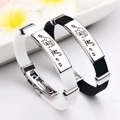 Zwei Leo-Sternzeichen-Armbänder in Schwarz und Weiß aus Silikon mit Edelstahl-Namensschild - Löwe